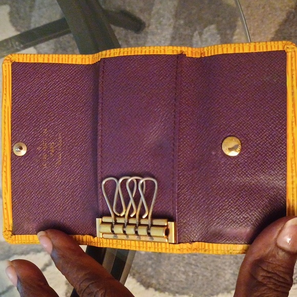 ✨️LOUIS VUITTON TRI-FOLD EPI LEATHER KEYHOLDER - Picture 7 of 12